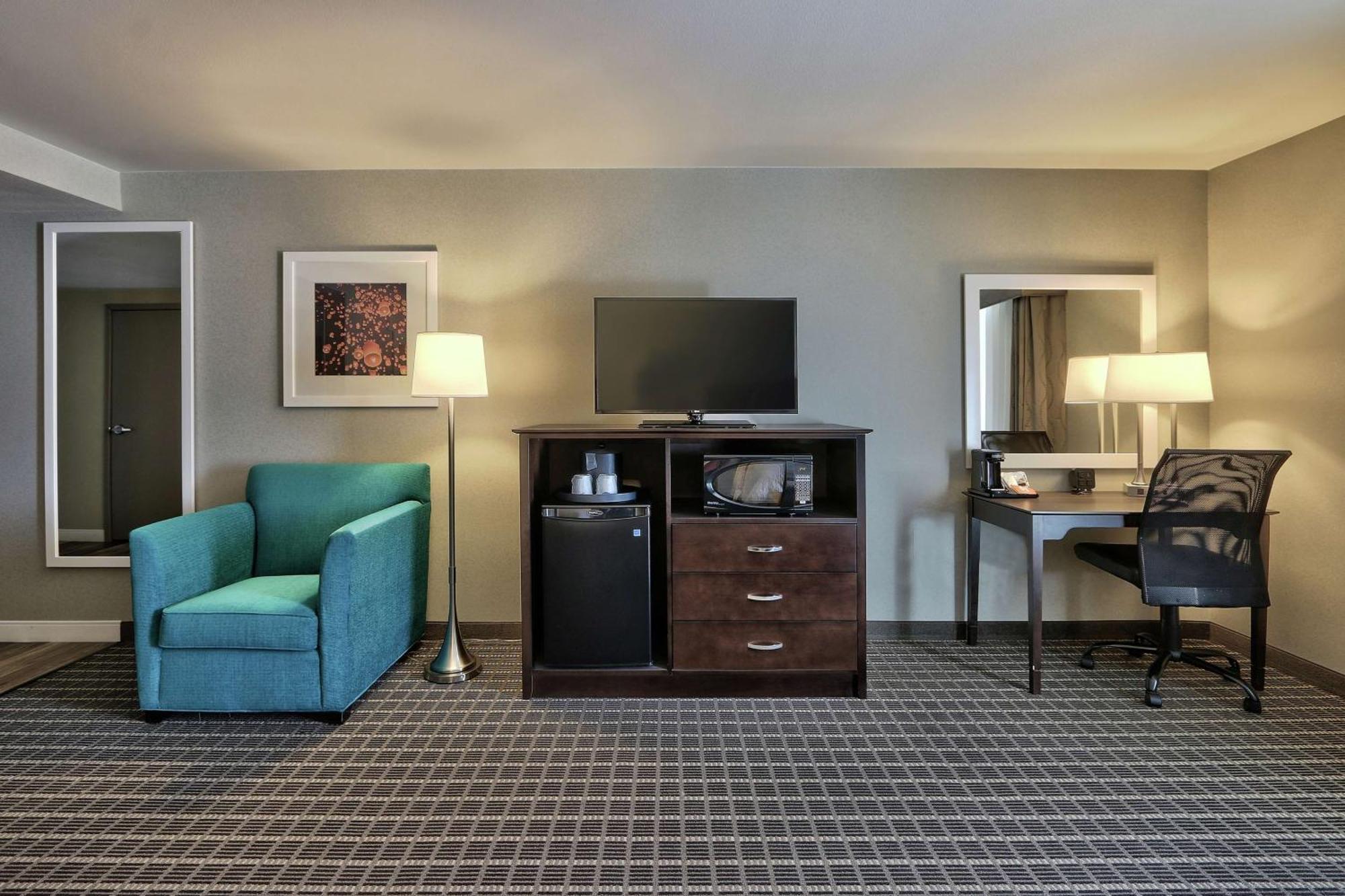 Queen Room Two Queen Beds Mobility Hearing Access or Non-Smoking