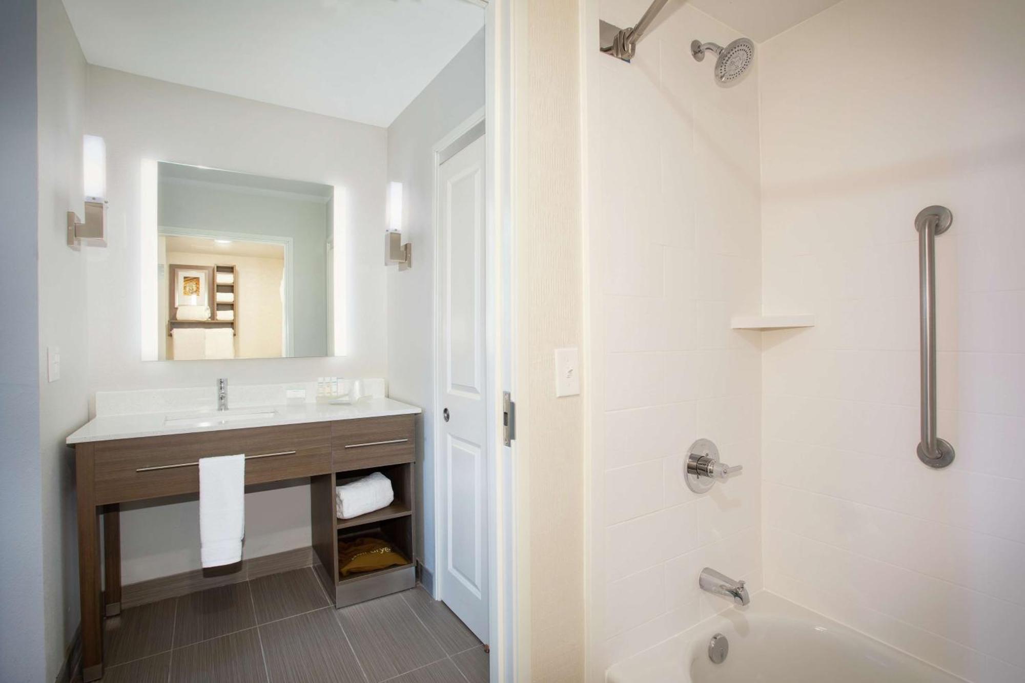 One-Bedroom Queen Suite Two Queen Beds Non-Smoking
