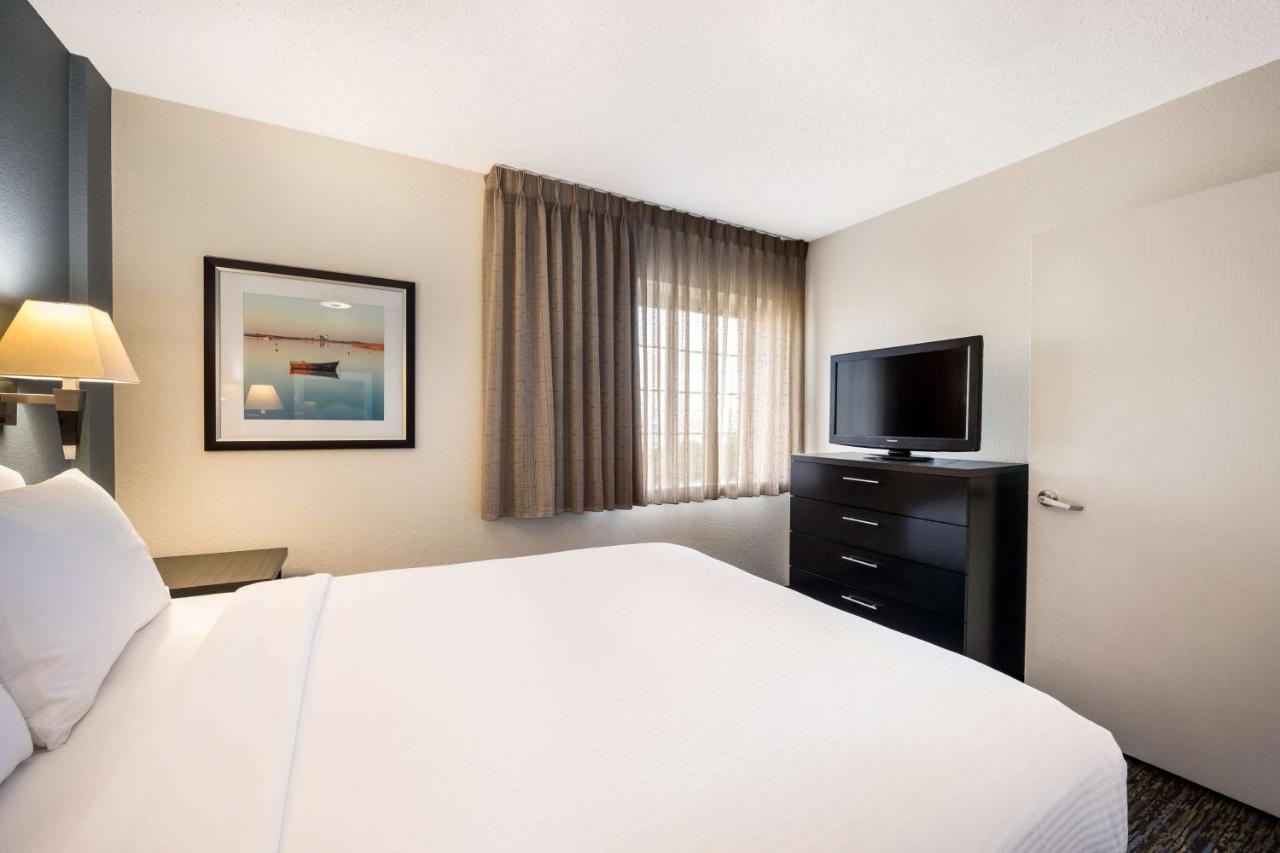 One-Bedroom Queen Suite,1345964813:JPEG