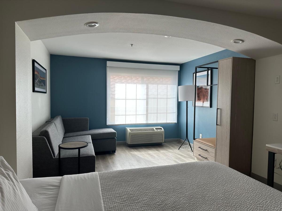 One-Bedroom King Suite - Non-Smoking