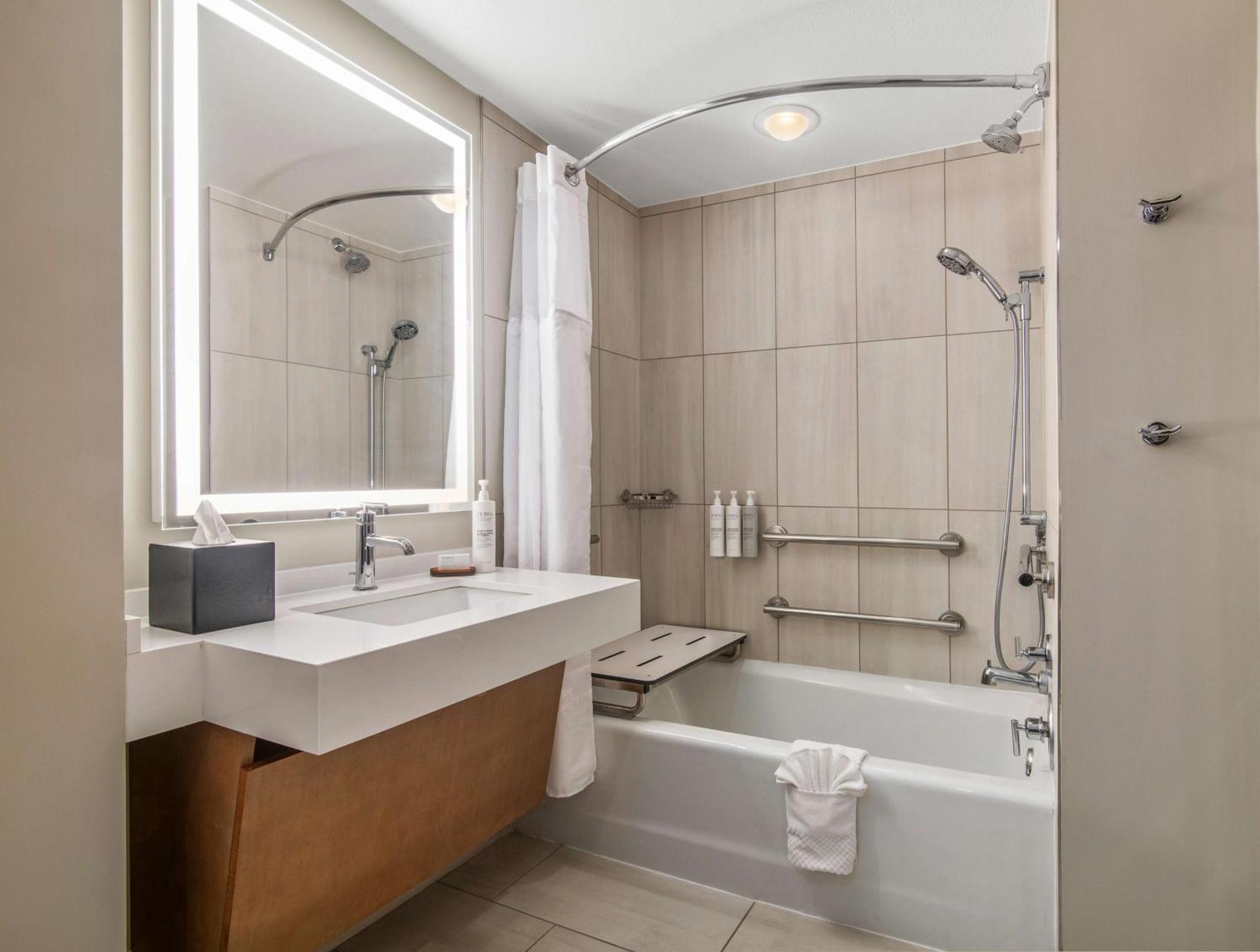 King Suite Tub Mobility or Hearing Accessible or Non-Smoking,1552317430:JPEG