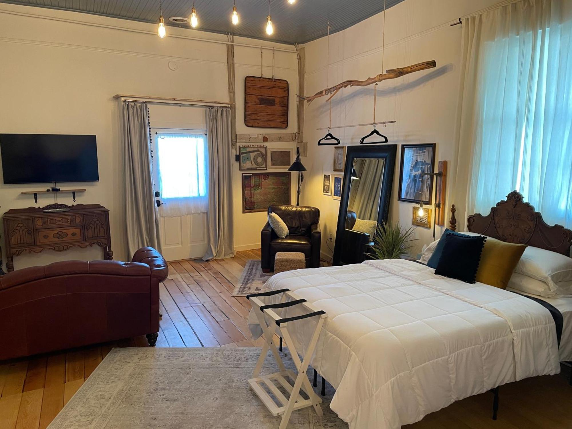 Deluxe Queen Studio