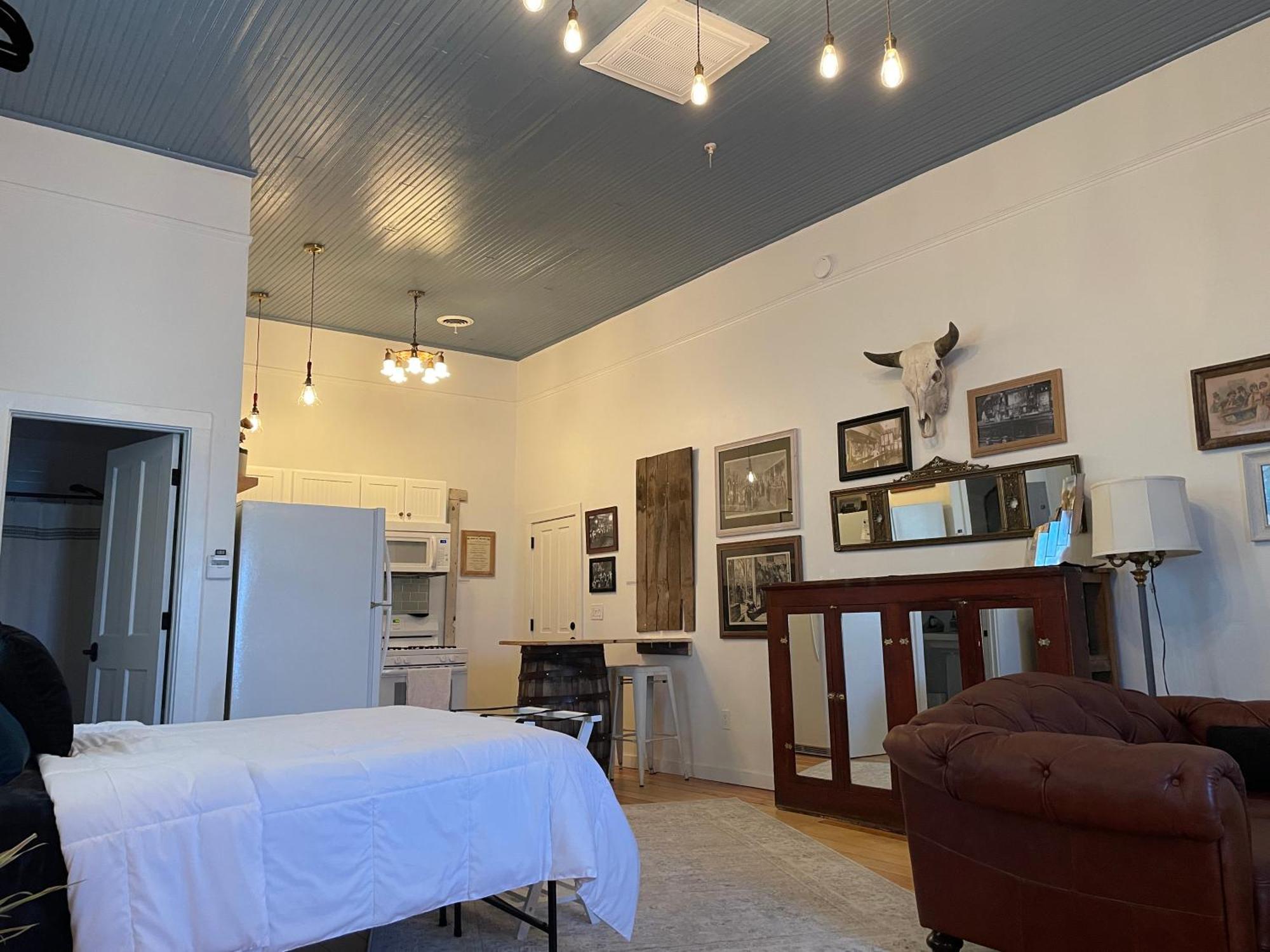 Deluxe Queen Studio
