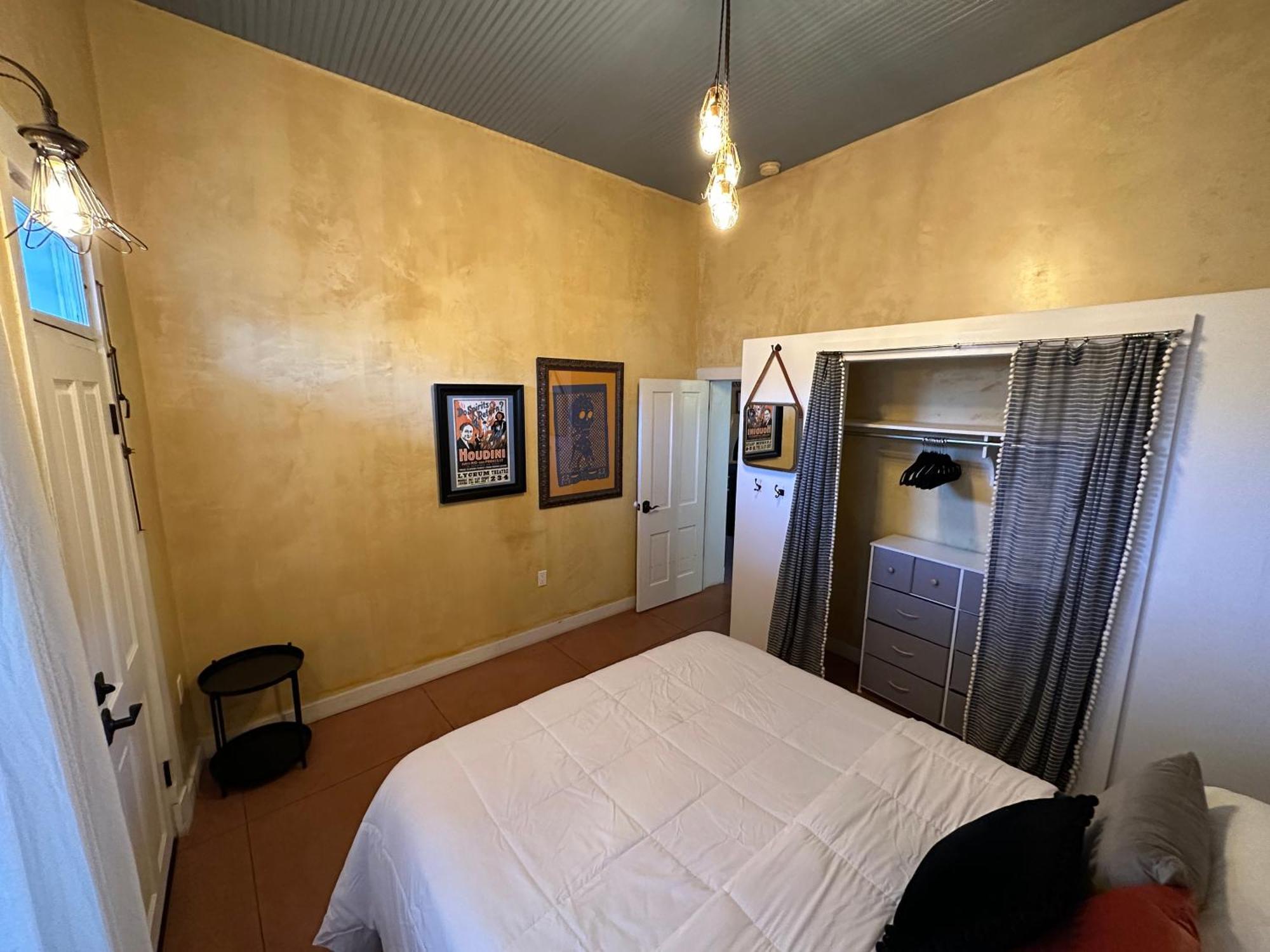 Deluxe Queen Suite